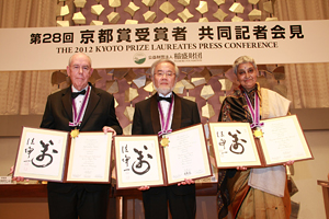 Les lauréats 2012 : Dr Ivan Edward Sutherland, Dr Yoshinori Ohsumi et Gayatri Chakravorty Spivak